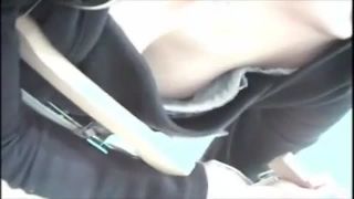 【盗撮動画】前かがみになって浮きブラしたショップ店員の乳首を隠し撮り