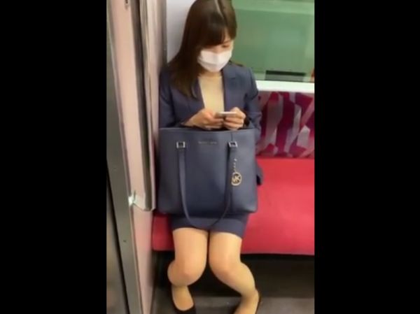 【隠撮動画】キュッと引き締まった脹脛が魅力！通勤中の素人OLのパンチラを隠し撮りｗｗｗ