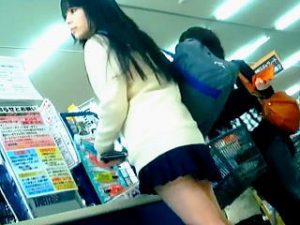 【盗撮】ハイレベルなルックスの女子校生をパンチラ逆さ撮りするといつもより興奮増し増しな件♪