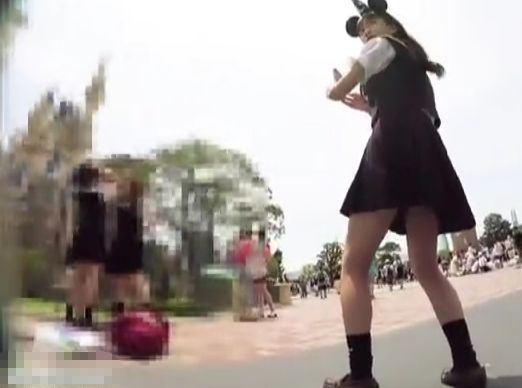 【リアル盗撮】東京ディ●ニーランドで浮かれてる制服女子校生の無防備パンチラｗｗｗ