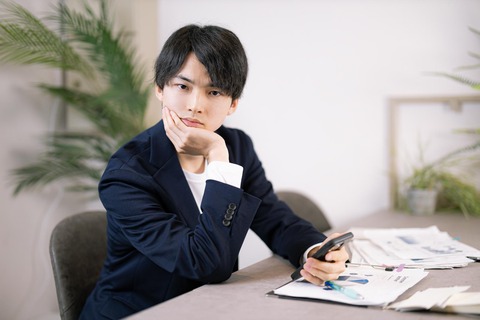 【茫然】ワイ、先月末で退職したのに未だに「給料」振り込まれず・・・