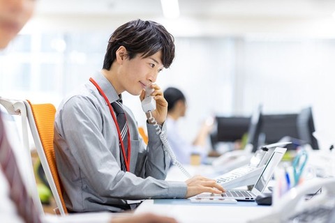 電話ワイ「ﾊｲｯ、ﾊｲｯ、かしこまりました、ﾊｲｯ失礼します…何　も　覚　え　て　い　な　い」ｶﾞﾁｬ
