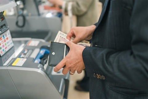 未だにコンビニなどで「現金払い」してるバカって何なの？？？？？？？ｗｗｗｗｗ