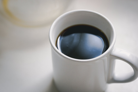 【悲報】貧民の代替品としてコーヒー豆を使用しない「コーヒー風味飲料」を各社が開発した模様・・・