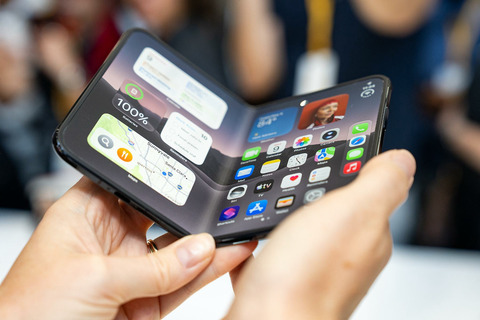 【悲報】iPhone Duo、展示機最短数時間で「ディスプレイ」が故障ｗｗｗｗｗ
