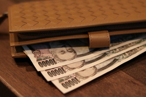 50代男性「年収900万なのに妻からお小遣い3万円しか貰えない・・・我慢の限界」
