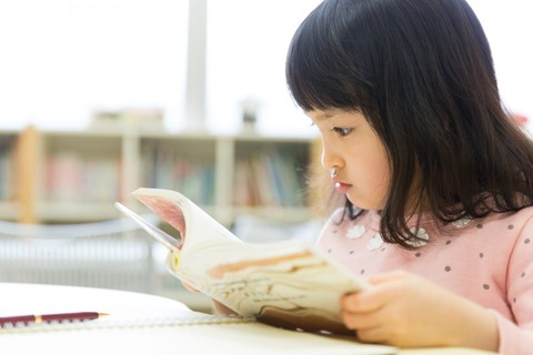 研究「読書をする子供ほど学力が高く将来の年収も高い」親「本読ませなきゃ！」