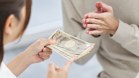 ワイ「はい今月のお給料（22万）」嫁「いつもご苦労さま、これお小遣いね（3万）」