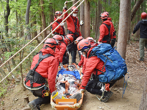 登山者「あかん死ぬぅ、、助けに来て」救助隊「お金かかるけどいい？」登山者「・・・」