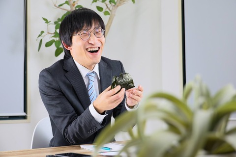 【悲報】昼食中のZ世代社員に「仕事抱え込まずに、助けてあげるからね」←パワハラ認定される
