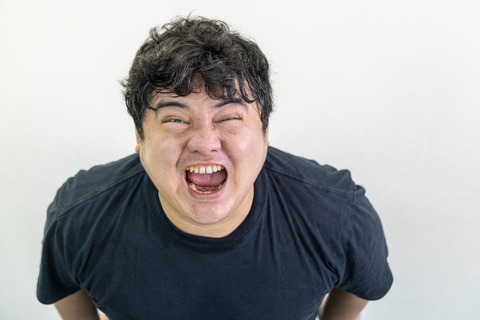薬局「ごめんね」客「ごめんで済まされぬ。原因究明せよ」薬局「カスハラ！出禁」