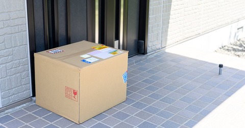 【悲報】女さん、ドアの前に「置き配」され発狂するｗｗｗｗｗ