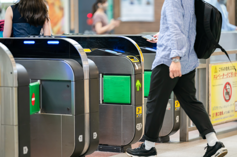 駅の改札で「88万円なんて払えない」と泣く女性←それ簡単にバレます「人生賭けてまでやることじゃない」