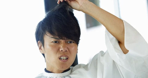 【悲報】ワイ、「1000円カット」で女のゴミさを思い知る