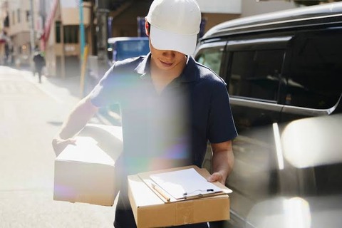配達員「折り曲げ厳禁の荷物だけどポストに入らへん...せや！」