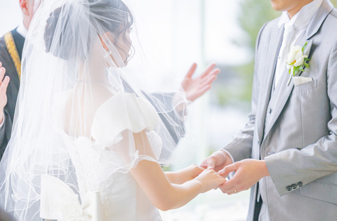 【画像あり】超美人な女性「年収1000万以上の男性希望。結婚式は100人呼びたい」