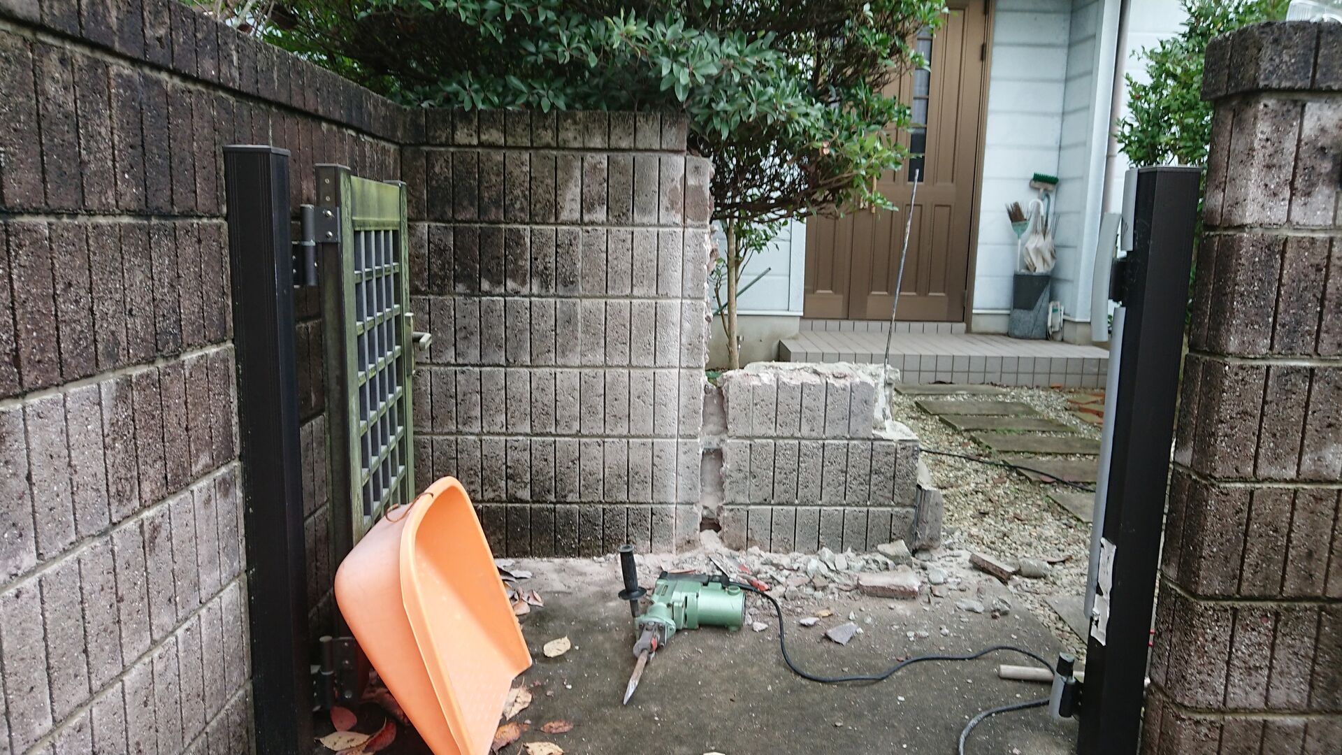 宗像市にて小さな解体のご依頼 ブロック塀を壊します 植木屋 庭師 剪定 伐採 雑草対策 専門業者 庭の便利屋 造園の藤翔blog