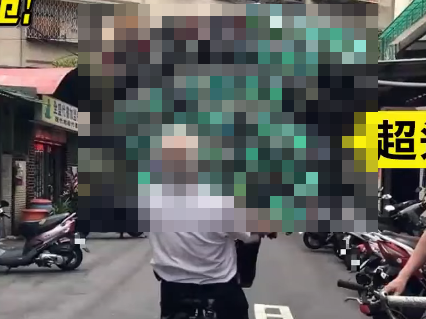 自転車に大量のスマホを装備して ポケモンgo を遊ぶ有名おじいちゃん スマホの数を増やしすぎて危険すぎると批判殺到 Toutanのblog速報ネタ 自転車に大量のスマホを装備して ポケモンgo を遊ぶ有名おじいちゃん スマホの数を増やしすぎて危険すぎると批判殺到 Toutanのblog速報ネタ