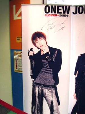 SHINee 『LUCIFER』等身大スクリーンPOP展示 【タワーレコード渋谷店