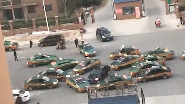 中国、何が起こった…!?路上でタクシー十数台が一台の乗用車を取り囲む！