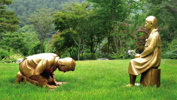 【韓国】「慰安婦像の前で土下座する安倍前首相」像