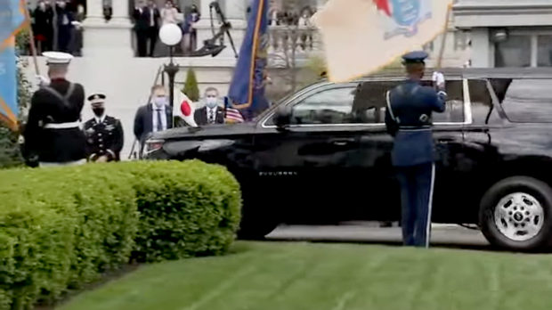 日本の首相が車で到着時