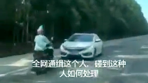 中国、対向車線の車に「チキンゲーム」を次から次に仕掛けるバイク男