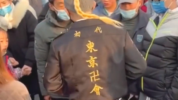 中国、南京で日本の漫画の服を着た男、取り囲まれ「服を脱げ」と強要される