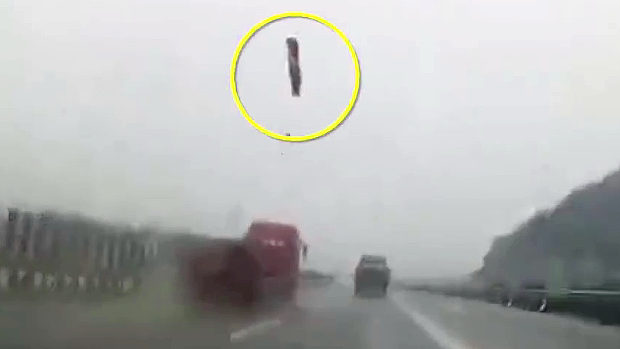 中国、高速道路を走っていたら、前方のトラックから鉄板が飛んできてドン！