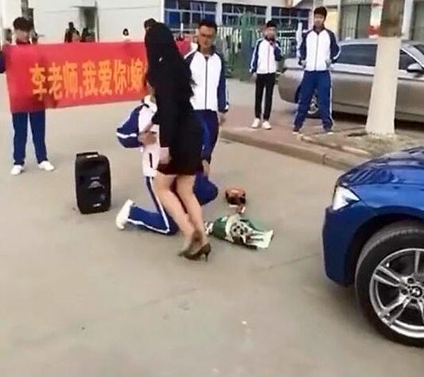 中国 男子高校生が女教師に公開プロポーズ 見事に撃沈 しかも 叱られる 海外 トーイチャンネット 時事ネタ 中国 男子高校生が女教師に公開プロポーズ 見事に撃沈 しかも 叱られる 海外 トーイチャンネット 時事ネタ