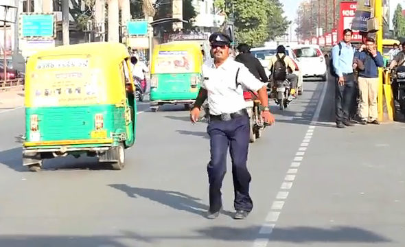 【画像】インド、交通警察官のムーンウォーカースタイルの取り締まり
