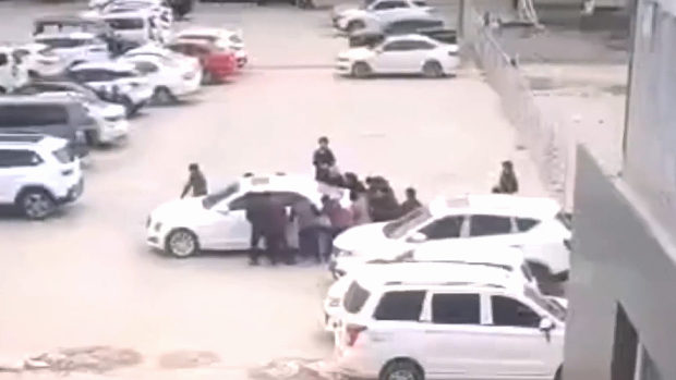 中国、駐車場で広場舞のおばさんたち「この車邪魔！」と全員で押して排除する
