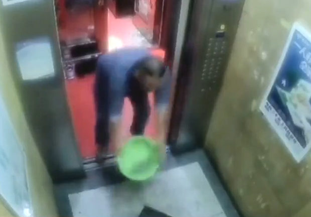 【動画】中国あるある、ゴミや汚水を共同エレベーター内に捨て1Fボタンを押す！