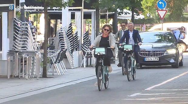 【気候変動会議】ジェット、リムジンで現地入りしカメラの前だけ自転車に乗るスペインの大臣