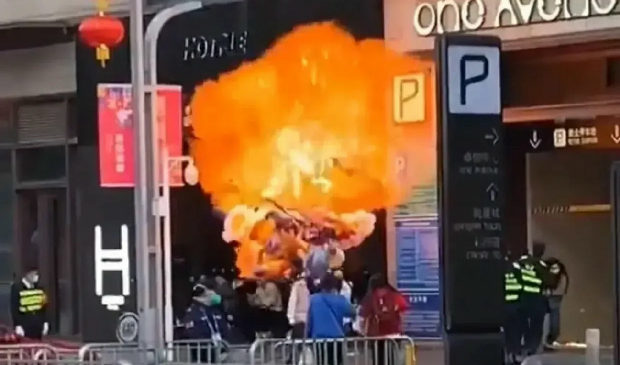 【動画】中国、風船売りの持っていた風船の束に警備員が着火！一気に爆発燃焼～！