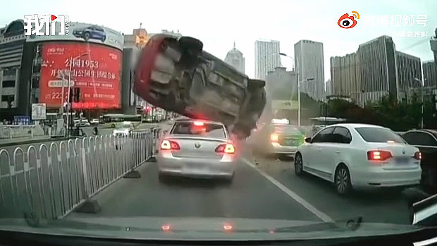 中国、暴走車が反対車線からすっ飛んでキター！