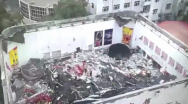 【中国】中学校の体育館が倒壊、屋根がすべて崩落！中では生徒がバレーボールを…