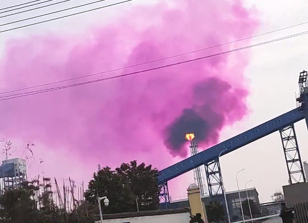 【動画】中国あるある、今度は工場から「紫色の煙」！これはヤバいヤツでは…!?