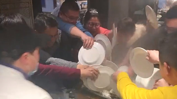 中国、毎度の食べ物大争奪戦！今回は生ガキ