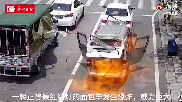 中国、信号待ちのワゴン車の中で突然何かがドカンと爆発！