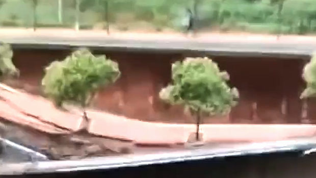 中国、突然の崖崩れの瞬間！崖上の道路も一緒に崩落！