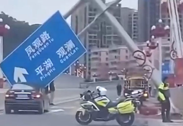 【動画】中国あるある、高速道路で案内標識が倒れ乗用車にズドーーン！