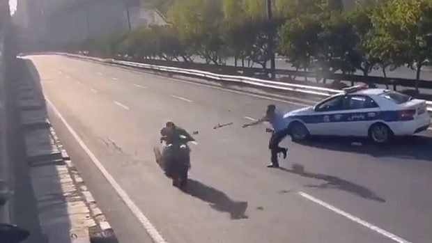【動画】中国あるある、中国警察式バイクの取り締り ⇒ バイクに警棒を投げつける！