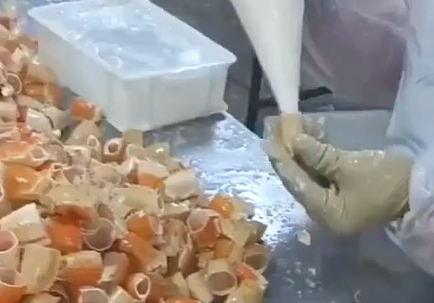 【動画】中国あるある、ニセ食品！カニ殻の中に偽カニ肉を詰める作業がこちら！