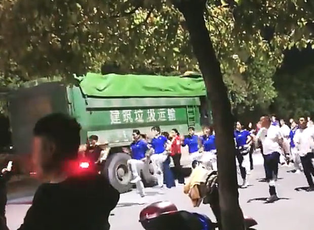 【動画】中国あるある、大勢で道路占領し広場ダンス！車両の通行を妨害！