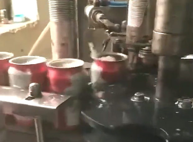 【動画】中国あるある、空き缶リサイクルを取り入れた偽ビール製造がこちら～！