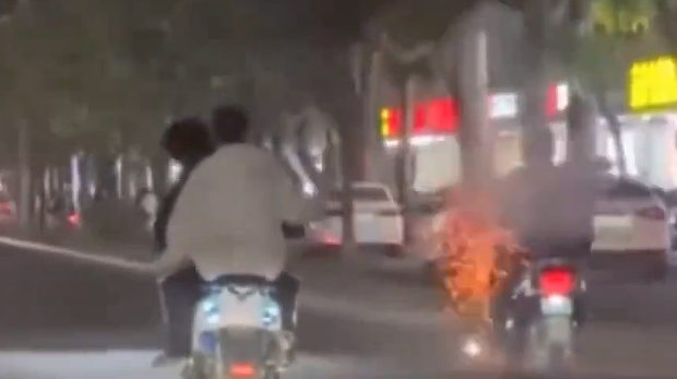 【動画】中国、バイク走行中に花火を発射！他のバイクに火玉命中、転倒させる！