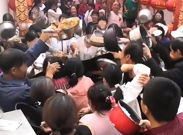 【動画】中国、結婚式の大鍋料理に村人が殺到！各自鍋持参で大争奪戦が勃発～！
