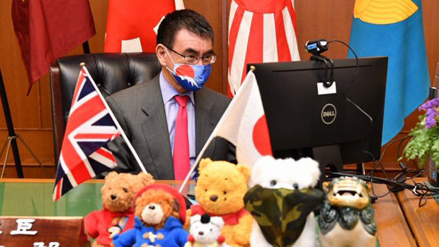 日英防衛大臣電話会談に臨む河野大臣の「日の丸マスク」が超カッコいい～！