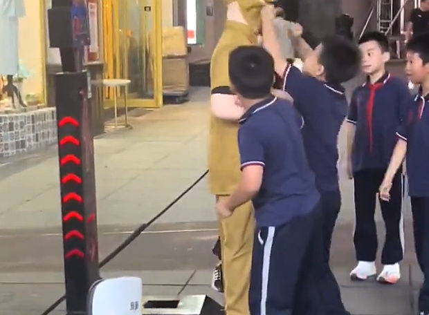 【動画】中国、路上に日本軍人形を設置 ⇒ 子供たちが寄って集ってボコ殴り！